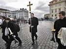 Ministranti picházejí do Arcibiskupského paláce na Hradanském námstí v