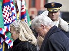Bývalý americký prezident Bill Clinton s manelou Hillary picházejí do...