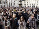 Stovky lidí uctily Havla minutou ticha na Praském hrad. (23. prosince 2011)