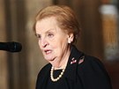 Madeleine Albrightová hovoí ke smutením hostm o Václavu Havlovi. (23.