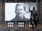 ...v Praze. Václava Havla pipomínal i velkoformátový portrét na budov...