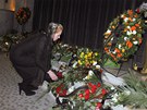 Kvtiny nakonec v krematoriu poloila i vdova Dagmar Havlová. Václav Havel bude...