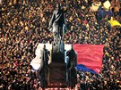 Lidé se sešli v den smrti prezidenta Havla u sochy na Václavském náměstí v