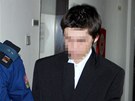 Justiní strá pivádí k soudní síni estnáctiletého chlapce, který je obvinn