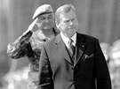 Prezident Václav Havel  roce 2000 pi pehlídce nových voják v Hrabyni na