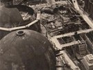Budování ocelárenského gigantu v roce 1951 z ptaí perspektivy.