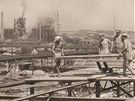 Stav výstavby ostravské Nové huti v srpnu 1951 (vlevo) a o rok pozdji.