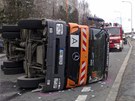 Nehoda popeláského auta v praské Doupovské ulici. (26. prosince 2011)