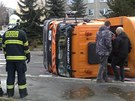 Nehoda popeláského auta v praské Doupovské ulici. (26. prosince 2011)