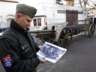 Michal Burian z Vojenského historického ústavu stojí u historické lafety, která