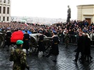 Lafeta s ostatky bývalého prezidenta projí�dí kolem sochy Tomá�e G. Masaryka.