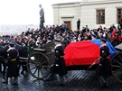 Lafeta s ostatky bývalého prezidenta Václava Havla projídí Hradanským