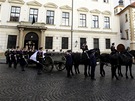 Vojenský ceremoniál na Hrad na poest zesnulého bývalého prezidenta Václava