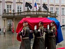 Hradní strá penáí ostatky do Vladislavského sálu, kde se konalo oficiální...