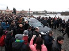 Mercedes s rakví Václava Havla na Karlov most