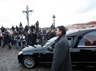 Vz s rakví Václava Havla na Karlov most