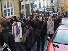 Smutení pochod za rakví s Václavem Havlem v Nerudov ulici (21. 12. 2011)