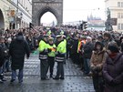 Lidé ekají na prjezd vozu s rakví Václava Havla