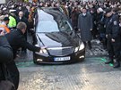 Lidé ekají na prjezd vozu s rakví Václava Havla