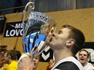 Lovosický Jan Landa s trofejí pro vítze eského poháru