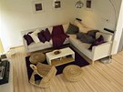 Spolený obývací prostor má odolnou laminátovou plovoucí podlahu, která neklade