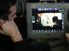 Kontrola natoené scény celoveerního filmu Poupata, který se natáel i v