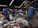 Lidé tídí odpad na mexické skládce Bordo Poniente