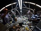 Lidé tídí odpad na mexické skládce Bordo Poniente