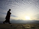 Buddhistický mnich kráí pi západu slunce po stee klátera Svajabunát v