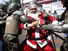 Poádková policie zatkla v Chile protestujícího v masce Santa Clause. Studenti