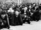 Plaící dav na pohbu Kim Ir-sena práv minula kolona s prezidentovým tlem