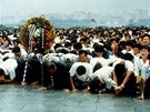 Severokorejci truchlí u sochy zemelého vdce Kim Ir-sena (11. ervenec 1994)