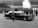 Rakev s Kim Ir-senem vezl Pchjongjangem Lincoln Continental (19. ervence 1994)