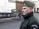Michal Burian z Vojenského historického ústavu stojí u historické lafety, která