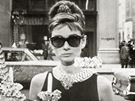 Audrey Hepburnová v legendární scén z filmu Snídan u Tiffanyho.