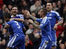 MODRÉ OSLAVY. Fotbalisté Chelsea gratulují k tref útoníkovi Juanu Matovi