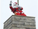 Santa se díky jeábu a lanu chystá na provedení testu.