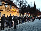 U Pražského hradu se táhla dlouhá fronta lidí, kteří se chtěli poklonit u rakve