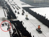 Vlevo je snímek, na kterém severokorejská státní agentura KCNA vyretuovala