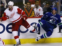 Jakub Kindl (vlevo) z Detroitu a Jannik Hansen z Vancouveru