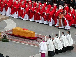 Pape Jan Pavel II. zemel 2. dubna 2005 v 84 letech. Jeho poheb se konal o...
