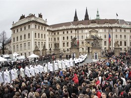 Státní poheb Václava Havla na Hrad zaal liturgickým prvodem.