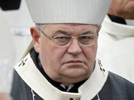 Arcibiskup Dominik Duka v liturgickém průvodu před Pražským hradem. (23.