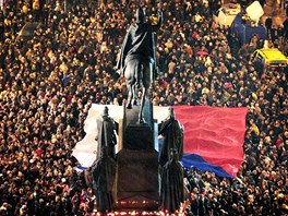 Lid se seli v den smrti prezidenta Havla u sochy na Vclavskm nmst v