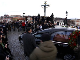 Auto s ostatky Vclava Havla projd Karlovm mostem, v pozad cl smutenho...