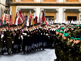 Vojáci nesli krom Havlových vyznamenání také historické zástavy.