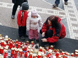 Asi 400 lidí zaplnily ped polednem prostranství ped Východoeským divadlem v