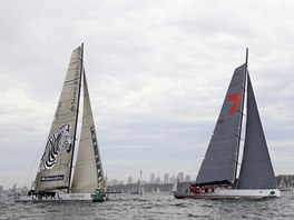 RIVALOVÉ. Favorizované jachty Sailing-Investec Loyal (vlevo) a Wild Oats XI se