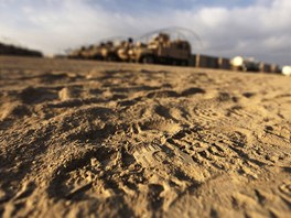 Otisk boty amerického vojáka poblí základny Adder nedaleko iráckého msta
