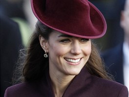 Vévodkyn z Cambridge Catherine v dalí z kloboukových kreací